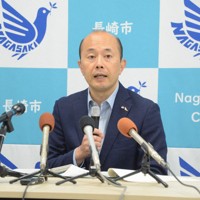 平和宣言の骨子を発表する長崎市の鈴木史朗市長＝同市魚の町で2024年8月2日午前11時33分、尾形有菜撮影