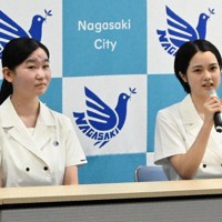 平和祈念式典で司会を務める岩永陽美さん（左）と小川愛加さん＝長崎市魚の町で