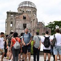 平和記念公園を訪れる多くの外国人観光客ら＝広島市中区で2024年7月4日、大西岳彦撮影