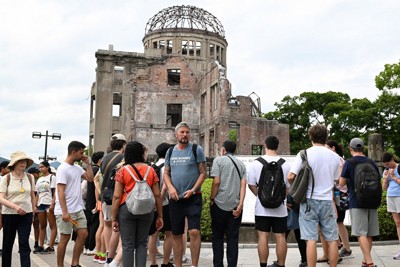 平和記念公園を訪れる多くの外国人観光客ら＝広島市中区で2024年7月4日、大西岳彦撮影