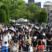 原爆投下時刻に合わせて黙とうする人たち＝広島市中区で2024年8月6日午前8時15分、大西岳彦撮影