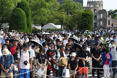 原爆投下時刻に合わせて黙とうする人たち＝広島市中区で2024年8月6日午前8時15分、大西岳彦撮影