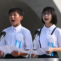 平和への誓いを読み上げる加藤晶さん（右）と石丸優斗さん＝広島市中区で2024年8月6日午前8時31分、北村隆夫撮影