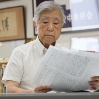 自らが書いた被爆体験記を読む才木幹夫さん＝広島市中区で2024年7月31日午前11時56分、安徳祐撮影