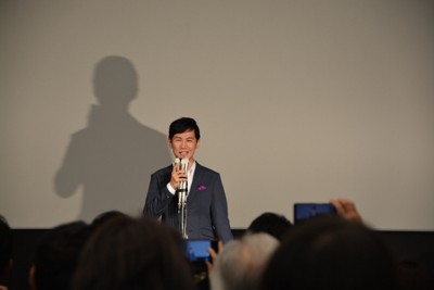 東京都知事選で落選が決まり、記者会見場で選挙ボランティアたちに報告する石丸伸二氏＝東京都新宿区で2024年7月7日午後8時8分、米江貴史撮影