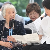 広島第一高等女学校の「原爆犠牲者追悼式」に参列した被爆者の松坂緑さん（左）＝広島市中区で2024年8月6日午前9時59分、大西岳彦撮影