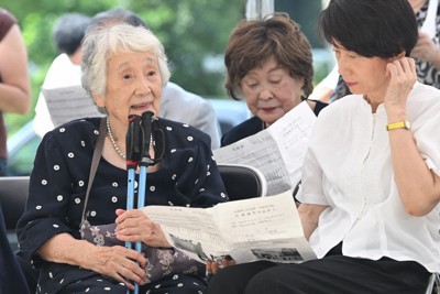 広島第一高等女学校の「原爆犠牲者追悼式」に参列した被爆者の松坂緑さん（左）＝広島市中区で2024年8月6日午前9時59分、大西岳彦撮影