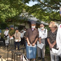 原爆投下時刻の午前8時15分に黙とうする参列者たち＝福島県楢葉町大谷の宝鏡寺で2024年8月6日午前8時16分、柿沼秀行撮影