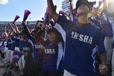 報徳学園に勝利して盛り上がる大社のアルプススタンド＝兵庫県西宮市の阪神甲子園球場で2024年8月11日午後4時28分、林大樹撮影