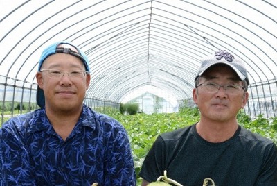 今年発売のスイカメロンを生産している及川勇一さん（右）と中川陽介さん＝北海道名寄市で2024年8月5日、石川勝義撮影