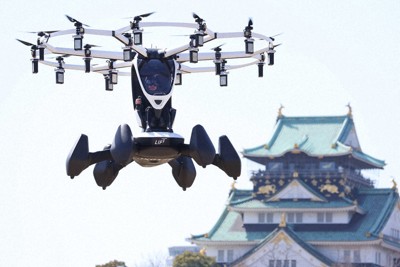 大阪城を背景に有人飛行する空飛ぶクルマ＝大阪市中央区で2023年3月14日、梅田麻衣子撮影