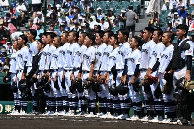 1回戦に勝利し、校歌を歌う中京大中京の選手たち。髪の長い選手もいる＝阪神甲子園球場で2024年8月10日、矢頭智剛撮影