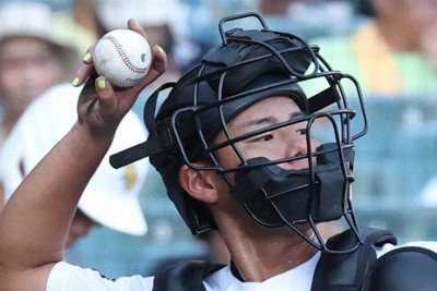 右手の指に蛍光の黄色のシールを貼って試合に臨む創成館・小副川朋也捕手＝阪神甲子園球場で2024年8月11日、滝川大貴撮影