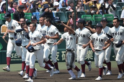 【小松大谷－大阪桐蔭】試合に敗れ、肩を落としてアルプススタンドにあいさつに向かう大阪桐蔭の選手たち＝阪神甲子園球場で2024年8月14日、山崎一輝撮影