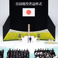 全国戦没者追悼式で黙とうされる天皇、皇后両陛下＝東京都千代田区の日本武道館で2024年8月15日正午、宮武祐希撮影