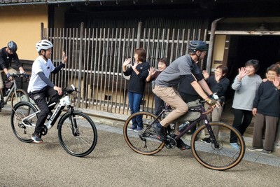 電動アシスト付きスポーツ自転車（eバイク）で視察先を回る斎藤元彦知事（左から2人目）＝兵庫県朝来市で2023年10月13日午後2時37分、宮本翔平撮影