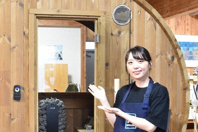 店舗でおうちサウナを提案する田中杏奈さん＝北見市で2024年8月19日、本多竹志撮影