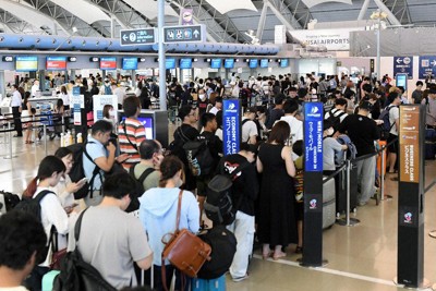 8月、混み合う関西国際空港の国際線出発ロビー＝北村隆夫撮影