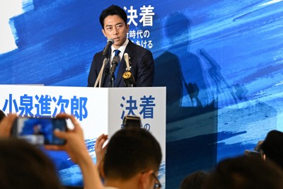 記者会見で自民党総裁選に立候補することを表明する小泉進次郎元環境相（奥）＝東京都千代田区で2024年9月6日午前11時4分、平田明浩撮影