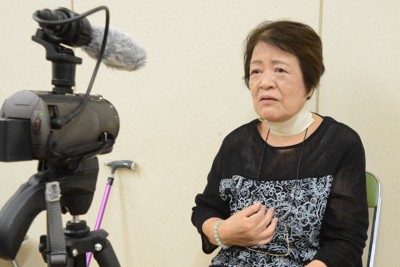 急死した次女のことを涙をこらえながら話す川島久子さん＝長崎市岡町で