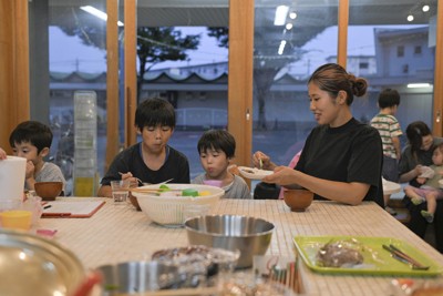 「みんなの食堂ころあい」を利用する親子＝埼玉県吉川市で2024年9月11日、新宮巳美撮影