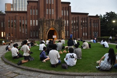 東大の値上げ方針に反対する学生らが集まった安田講堂前のデモの様子＝東京都文京区で18日、西本紗保美撮影