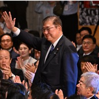 決選投票で自民党総裁に選ばれ、手を上げて拍手にこたえる石破茂元幹事長＝同党本部で2024年9月27日午後3時23分、平田明浩撮影