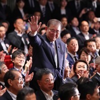 決選投票で自民党総裁に選ばれ、立ち上がって拍手に応える石破茂元幹事長＝自民党本部で2024年9月27日午後3時23分、猪飼健史撮影