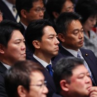 1回目の投票結果を見つめる小泉進次郎元環境相（中央）＝自民党本部で2024年9月27日午後2時7分、猪飼健史撮影