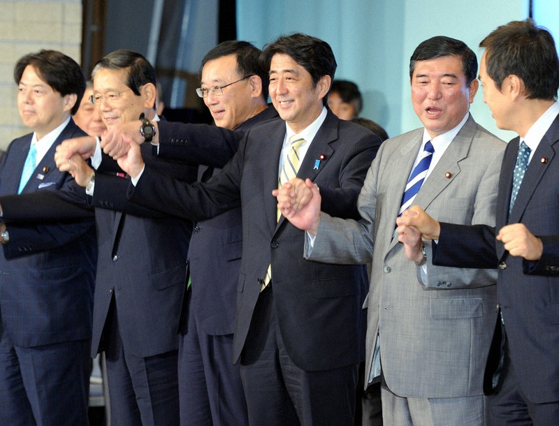 自民党総裁選挙後、手を取り合う（左から）林芳正政調会長代理、町村信孝元外相、谷垣禎一総裁、安倍晋三元首相、石破茂前政調会長、石原伸晃幹事長＝東京都千代田区の同党本部で2012年9月26日午後2時32分、竹内幹撮影