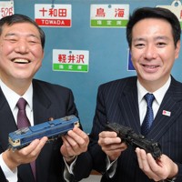 鉄道模型を手に笑みを浮かべる石破茂さん（左）と前原誠司さん。模型はカラマツトレイン提供＝東京都千代田区で2013年12月4日、須賀川理撮影