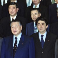 第2次森改造内閣が発足し、森喜朗首相（前列左）と写真撮影に臨む安倍晋三官房副長官（同右）、石破茂防衛総括政務次官（2列目左）ら＝首相官邸で2000年12月6日撮影