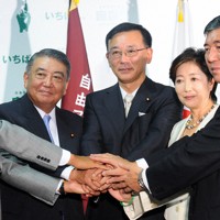 自民党の新役員就任後の会見を終え、握手する（左から）石原伸晃幹事長、大島理森副総裁、谷垣禎一総裁、小池百合子総務会長、石破茂政調会長＝東京都千代田区の自民党本部で2010年9月9日午後6時33分、津村豊和撮影