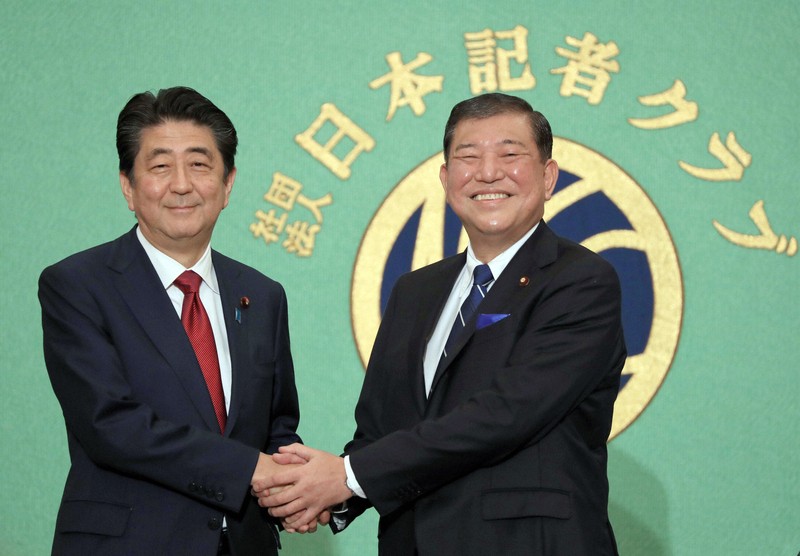 自民党総裁選の候補者討論会に臨む安倍晋三首相（左）と石破茂元幹事長＝東京都千代田区の日本記者クラブで2018年9月14日午前10時、梅村直承撮影