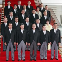 記念撮影にのぞむ（前列左から）鳩山邦夫法相、高村正彦外相、福田康夫首相、冬柴鉄三国交相、町村信孝官房長官、（2列目同）泉信也国家公安委員長、甘利明経産相、額賀福志郎財相、若林正俊農相、大田弘子経済財政担当相（3列目同）、渡辺喜美金融・行革担当相、石破茂防衛相、増田寛也総務相、舛添要一厚労相（4列目同）岸田文雄沖縄北方担当相、渡海紀三朗文科相、上川陽子少子化担当相、鴨下一郎環境相（最後列同）宮崎礼壹内閣法制局長官、岩城光英官房副長官、大野松茂官房副長官、二橋正弘官房副長官＝首相官邸で2007年9月26日午前11時56分、石井諭撮影