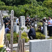 出馬表明の記者会見を終え、生家近くにある父二朗氏の墓前で手を合わせる石破茂氏＝鳥取県八頭町郡家殿で2024年8月24日午前11時58分、山田泰正撮影