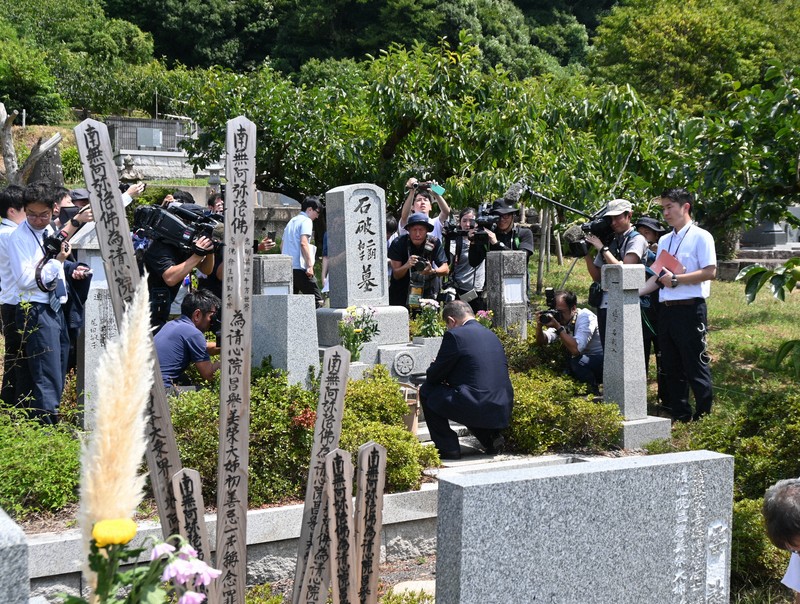 出馬表明の記者会見を終え、生家近くにある父二朗氏の墓前で手を合わせる石破茂氏＝鳥取県八頭町郡家殿で2024年8月24日午前11時58分、山田泰正撮影