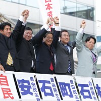 自民党総裁選の街頭演説会で手を取り合う（左から）安倍晋三、石破茂、町村信孝、石原伸晃、林芳正の5氏＝東京都千代田区のJR有楽町駅前で2012年9月15日午後5時5分、小出洋平撮影