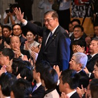 決選投票で自民党総裁に選ばれ立ち上がり手を振る石破茂元幹事長＝同党本部で2024年9月27日午後3時23分、平田明浩撮影