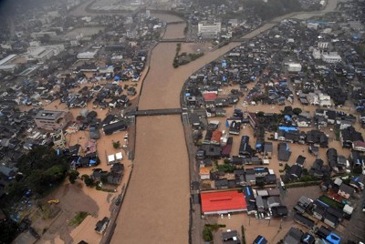 河原田川が氾濫し、冠水した石川県輪島市の市街地＝21日、本社ヘリから加古信志撮影