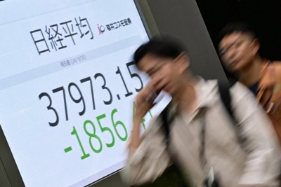 日経平均株価の下げ幅が1800円以上となったことを示すモニター＝東京都中央区で2024年9月30日午前9時48分、藤井達也撮影