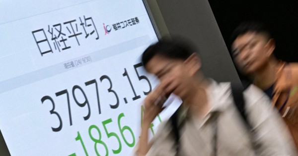 日経平均株価の下げ幅が1800円以上となったことを示すモニター＝東京都中央区で2024年9月30日午前9時48分、藤井達也撮影