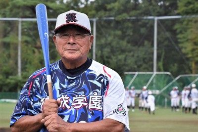 81歳で東京・佼成学園高野球部のコーチを務める松岡功祐さん＝東京都内で2024年9月24日、牧野大輔撮影