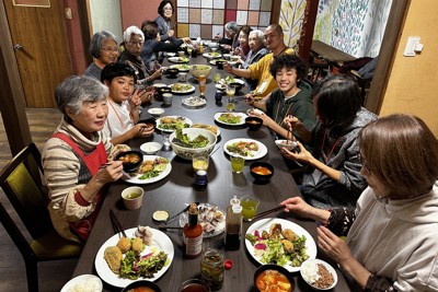 子どもから高齢者までが集う「多世代食堂　おむすび」＝神奈川県大磯町で2023年11月23日午後7時39分（東光院提供）