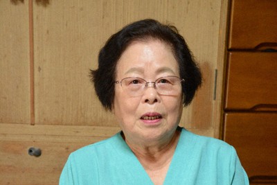 8歳の時の被爆体験を話す山本富子さん＝長崎市で