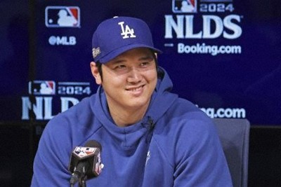 地区シリーズ第5戦を前に、記者会見するドジャース・大谷＝ロサンゼルス（共同）