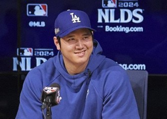 地区シリーズ第5戦を前に、記者会見するドジャース・大谷＝ロサンゼルス（共同）