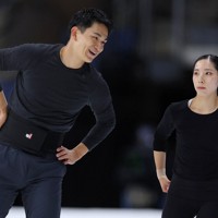 公式練習に臨む三浦璃来、木原龍一組＝米アレンで2024年10月17日、猪飼健史撮影