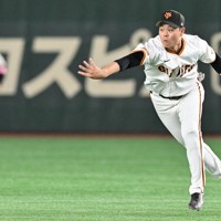 【巨人－DeNA】三回表DeNA1死一塁、佐野恵太のゴロを遊撃手・門脇誠に送り、併殺する巨人の二塁手・中山礼都＝東京ドームで2024年10月18日、三浦研吾撮影