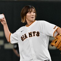 【巨人－DeNA】始球式を務めたパリオリンピック柔道女子48キロ級金メダリストの角田夏実＝東京ドームで2024年10月18日、三浦研吾撮影